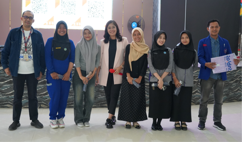 Foto bersama pemenang doorprize dengan kepala BI cabang Sulsel