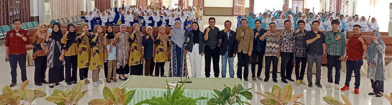 Ibu Ketua Yayasan Andi Harni, Sst Bersama Rektor Universitas Andi Sudirman Dr. H. Muh. Yasin, Sh., M