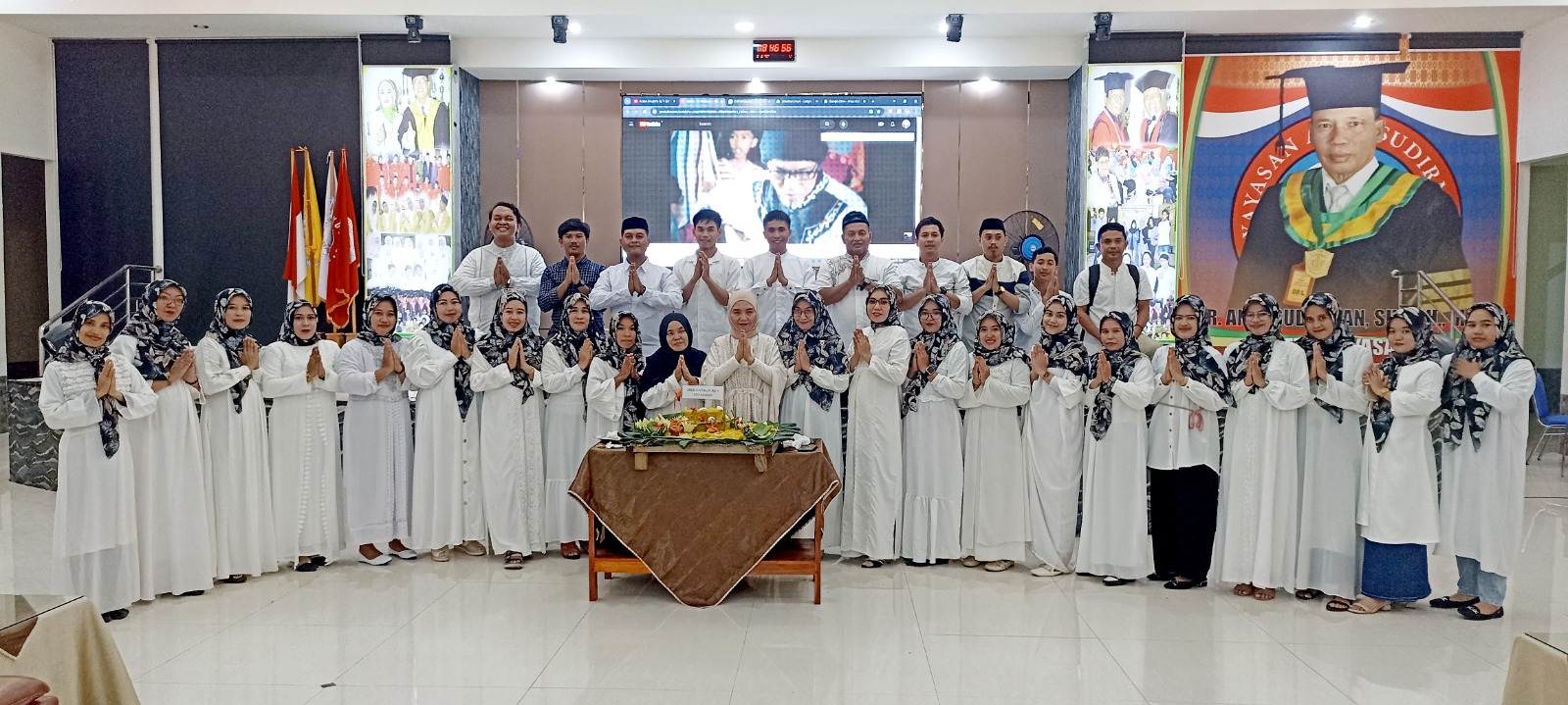 Foto Bersama Civitas Akademika UNIASMAN