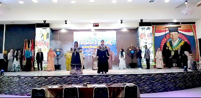 Parade megah yang melibatkan semua pihak, termasuk dosen, pendik, rektor, dan peserta dari mahasiswa
