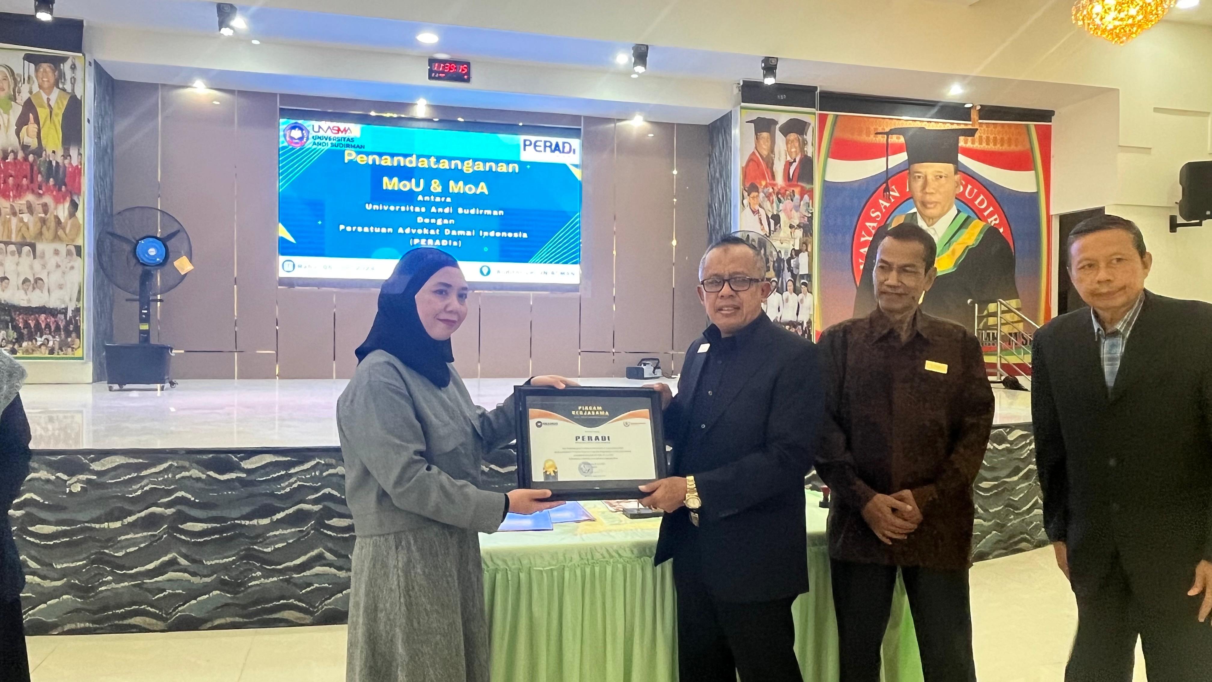 Penyerahan Sertifikat Kuliah Umum oleh Ibu A. Harni, S.ST selaku Pembina Yayasan Andi Sudirman kepad
