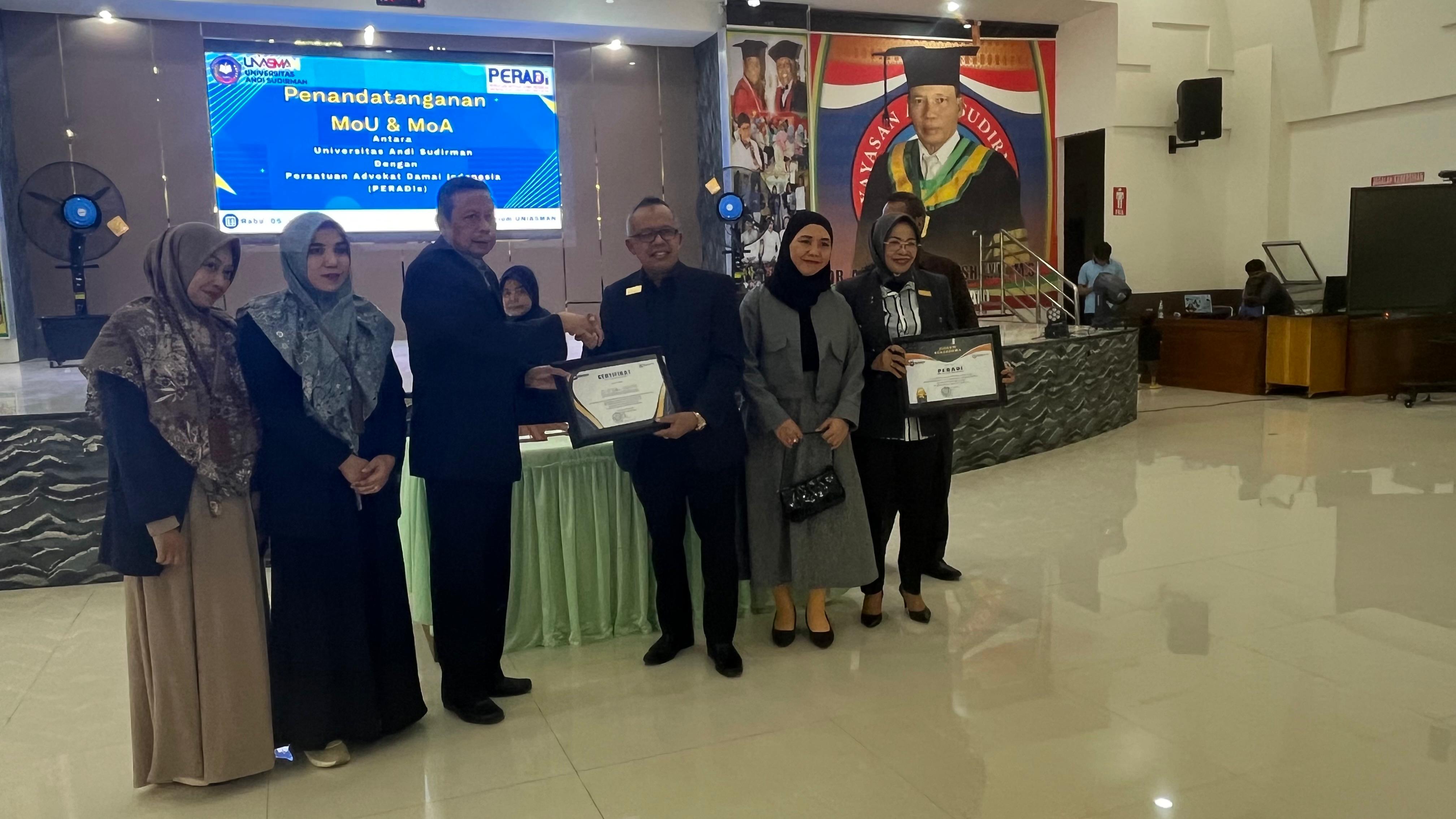 Penyerahan Piagam Kerjasama oleh Rektor UNIASMAN kepada Ketua Umum PERADIs