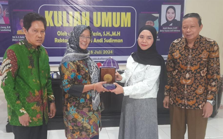 Foto Bersama Ibu Pembina Yayasan