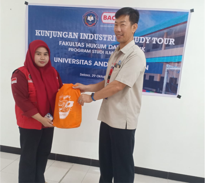 Pemberian Cinderamata Oleh Ibu Murni, S.H