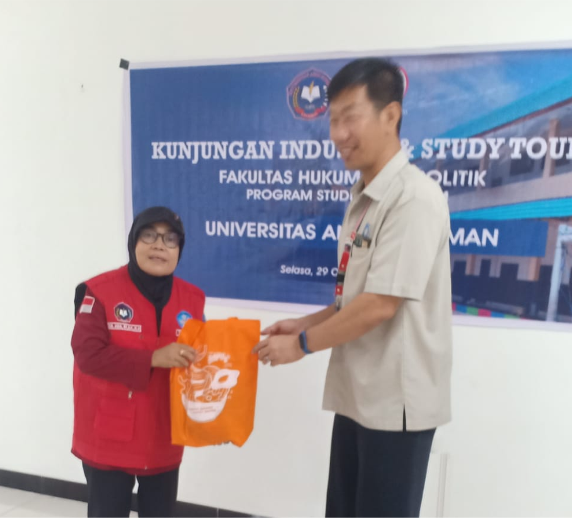 Pemberian Cinderamata Oleh Ibu Dr. Asia, S.P.,S.H.,M.H